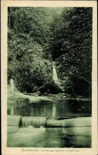 Ak Martinique, Wasserfall, Schwimmbecken, tropische Vegetation, ruhige Landschaft