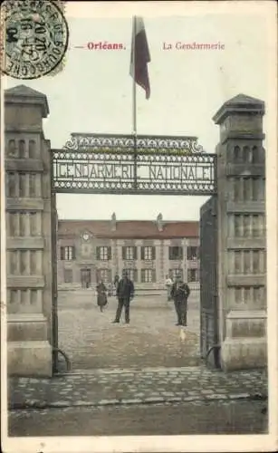 Ak Orléans Loiret, Gendarmerie, Eingangstor, französische Flagge, Gebäude im Hintergrund, Persone