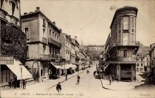 Ak Agen Lot et Garonne, Boulevard du Président Carnot, alte Gebäude, Straßenansicht, Personen auf