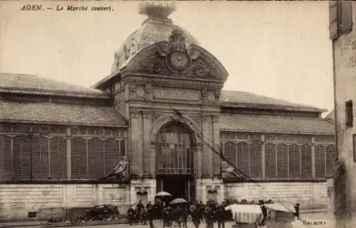 Ak Agen Lot et Garonne, Markthalle, gedeckter Markt, Uhrenturm, Menschen mit Schirmen