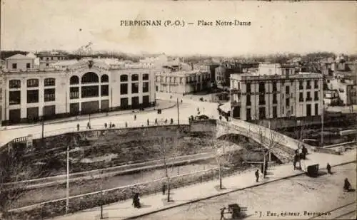 Ak Perpignan Pyrénées Orientales, Place Notre-Dame, Ansichten von Gebäuden, Straße, Menschen