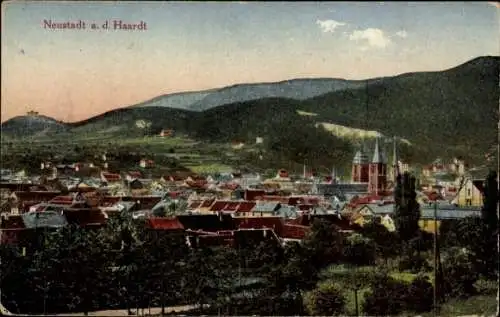 Ak Neustadt an der Haardt Neustadt an der Weinstraße , Stadtansicht, Berge im Hintergrund,  Gebäu