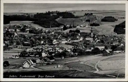 Ak Selbitz im Frankenwald, Schwarz-Weiß-Ansicht, Stadtansicht mit Kirche, ländliche Umgebung, 