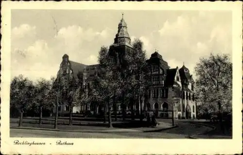 Ak Recklinghausen im Ruhrgebiet, Rathaus, Bäume, ruhige Straße,  Architektur