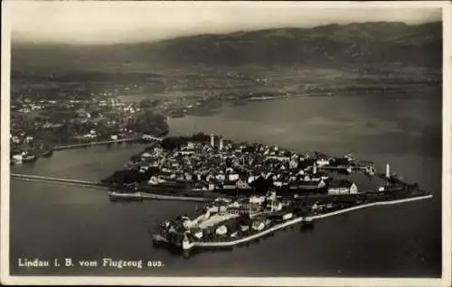 Ak Lindau am Bodensee Schwaben, Luftaufnahme von  See, Berge im Hintergrund