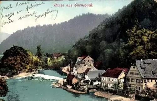 Ak Gernsbach im Murgtal Schwarzwald, Flusslandschaft, Häuser am Fluss, Berge im Hintergrund, nver