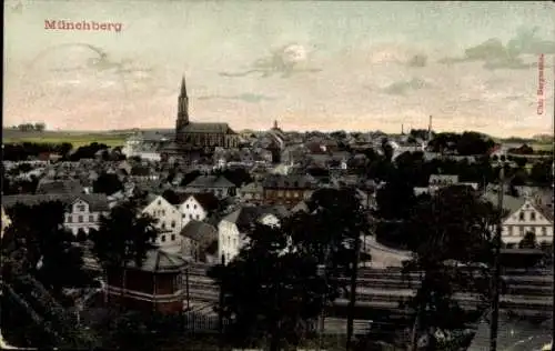 Ak Münchberg in Oberfranken Bayern, Stadtansicht, Kirche, Häuser, Straßen, Landschaft,  