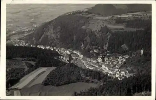 Ak Berneck Altensteig im Schwarzwald, Luftaufnahme von  umgeben von Wäldern und Feldern