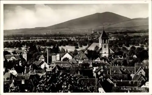 Ak Achern in Baden Schwarzwald, Stadtansicht mit Dächern, Kirche, Berg im Hintergrund, Landschaft
