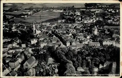 Ak Marktredwitz im Fichtelgebirge, Luftaufnahme von  Oberfranken, im Hintergrund grüne Felder