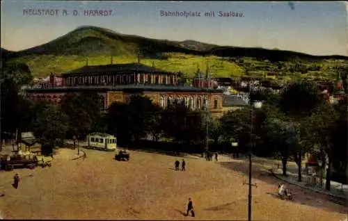 Ak Neustadt an der Haardt Neustadt an der Weinstraße , Bahnhofplatz mit Saalbau, Blick auf Gebäud