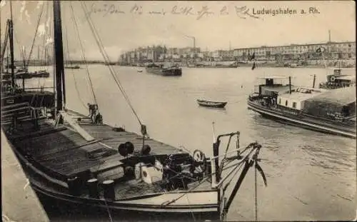 Ak Ludwigshafen am Rhein, Schiffe im Hafen, Stadtansicht, s Foto, schwarz-weiß, 
