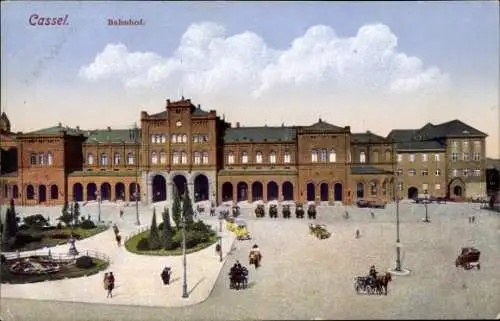 Ak Kassel in Hessen, Bahnhof,  Architektur, Fahrzeuge, Pferdefuhrwerke, Wolken