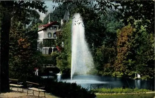 Ak Neustadt in Sachsen, Brunnen, Parklandschaft, Gebäude, Bäume, ruhige Atmosphäre