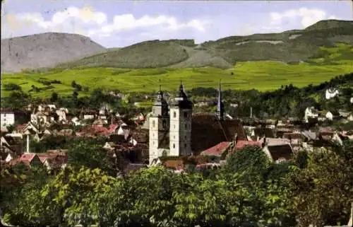 Ak Schmalkalden im Thüringer Wald, Stadtansicht, Kirche mit Türmen, grüne Hügel im Hintergrund,  