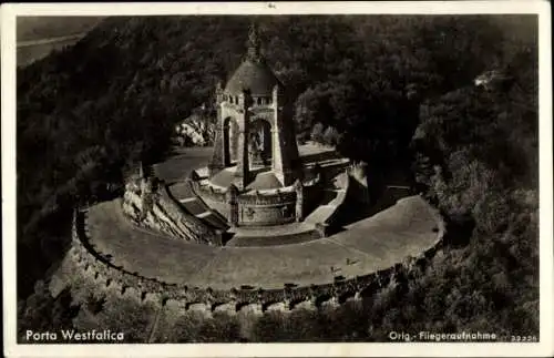 Ak Porta Westfalica an der Weser,  orig. Fliegeraufnahme, Denkmal, grüne Landschaft