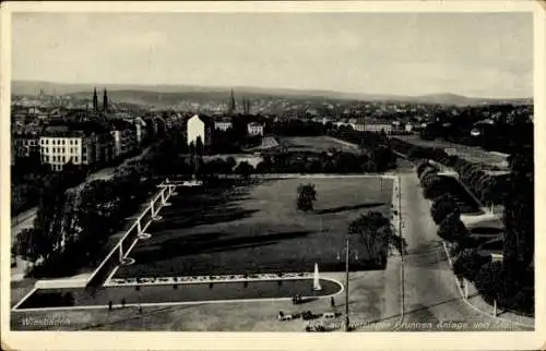 Ak Wiesbaden in Hessen, Stadtansicht, Keisinger Brunnen, grüne Parkanlage, Häuser im Hintergrund