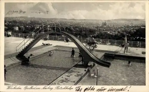 Ak Wiesbaden in Hessen, Schwimmbad mit Rutschbahn, Menschen im Wasser, Aussicht auf die Stadt