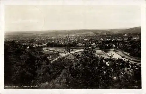 Ak Saarbrücken im Saarland, Gesamtansicht der Stadt  Fluss, Berge, alte Architektur