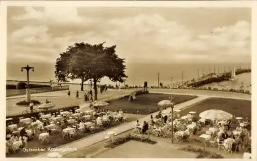 Ak Ostseebad Kühlungsborn, Ostseebad  Terrasse mit Schirmen, Seeansicht, Menschen