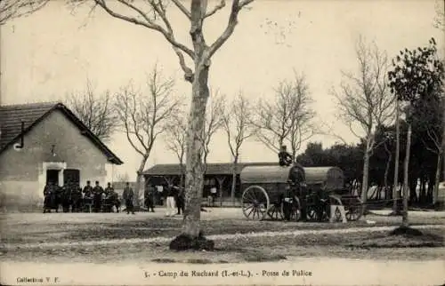 Ak Camp du Ruchard Indre et Loire, Landschaft mit Bäumen, Gebäude, Polizei, Militärwagen