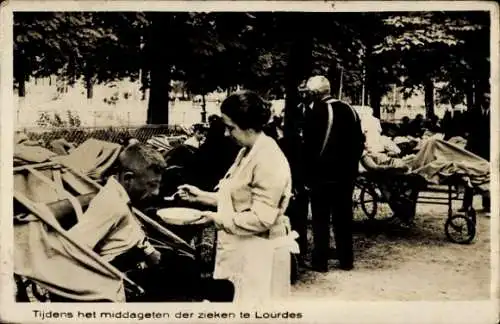 Ak Lourdes Hautes Pyrénées, Kranke beim Mittagessen, Versorgung durch eine Frau