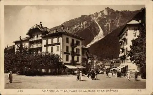 Ak Chamonix Mont Blanc Haute Savoie, Vorderansicht von  Platz der Gare, Mont Brévent, Hotel