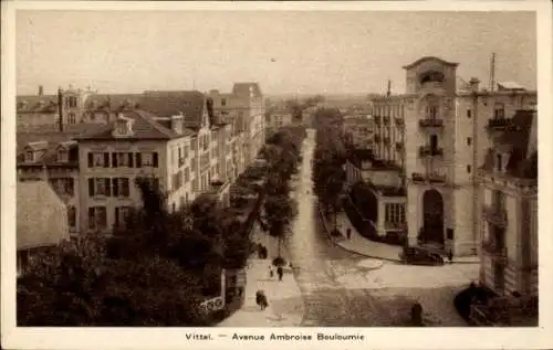 Ak Vittel Lothringen Vosges, Avenue Ambroise Bouloumie, Stadtansicht,  Gebäude, Menschen