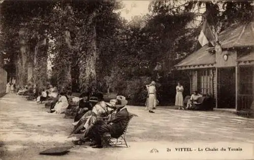 Ak Vittel Lothringen Vosges, Chalet du Tennis, parkähnliche Umgebung, Personen auf Bänken