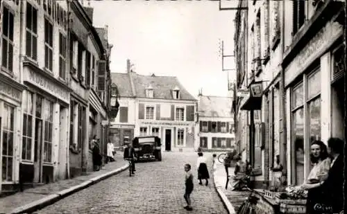 Ak Vervins Aisne, Straße mit n Gebäuden, Autos, Fußgängern, Kind, Läden