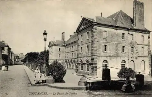 Ak Coutances Manche, Le Palais de Justice,  Gebäude, Straßenansicht, Kinder