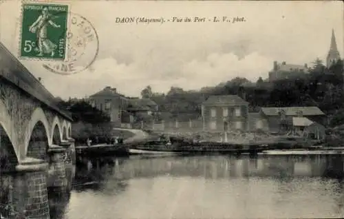 Ak Daon Mayenne, Bild von Hafen, Brücke, Gebäude, Landhaus, Wasser