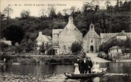 Ak Saint Pierre Laval Allier, Menschen im Ruderboot, Häuser