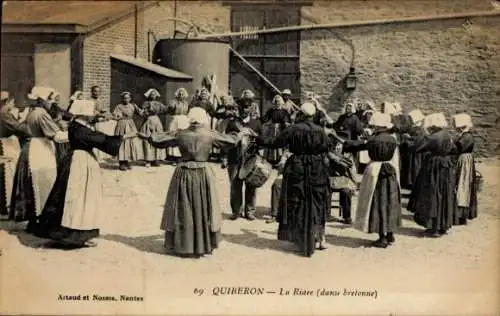 Ak Quiberon Morbihan, Tanzveranstaltung, Menschen in bretonischer Tracht, ländliche Szenerie