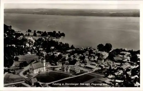 Ak Tutzing am Starnberger See Oberbayern, Luftaufnahme von Tutzing, Starnberger See, Kirche, Häus