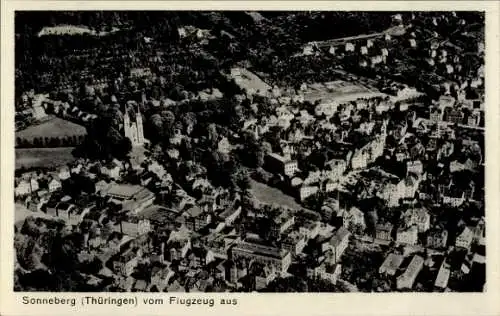 Ak Sonneberg in Thüringen, Luftaufnahme von  Thüringen, Häuser, Kirche, Bäume