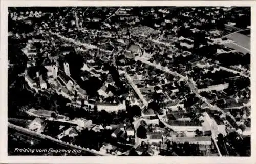 Ak Freising in Oberbayern, Luftaufnahme von   Gebäude, Stadtansicht