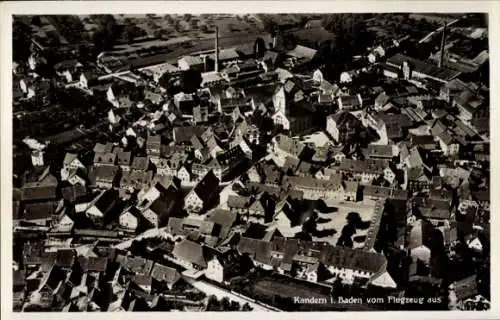 Ak Kandern im Schwarzwald Baden, Luftaufnahme von  r Stadtansicht, viele Dächer, Kirchen