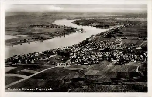 Ak Nierstein am Rhein, Luftaufnahme von Nierstein am Rhein, Fluss, Landschaft, Stadtansicht