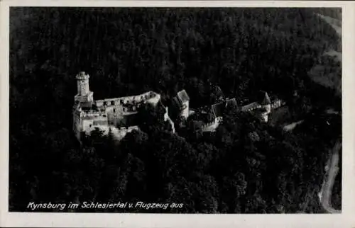 Ak Zagórze Śląskie Kynau Schlesien, Kynsburg, Luftaufnahme von Kynsburg, Schloss im Wald