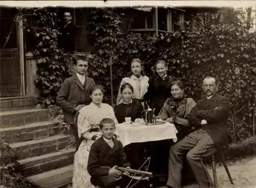 Foto Familie Heiland mit Gästen, Joh. Hercker, Anna Günther, Paula Hercker, Junge mit Armbrust