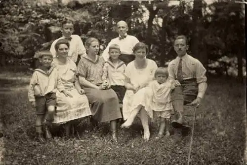 Foto Familienportrait, Gruppenbild im Garten, 4. Juli 1926