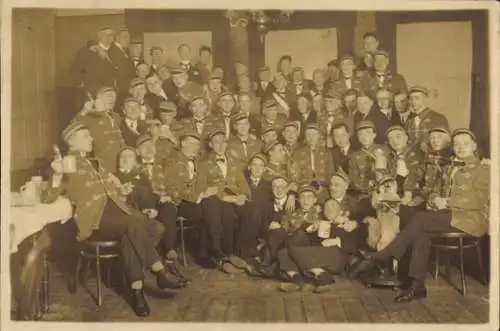 Foto Studentika, Studenten, Gruppenbild mit Bierkrügen
