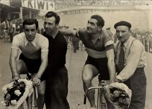 Foto Radrennsport, Fahrer auf der Radrennbahn, Siegersträuße