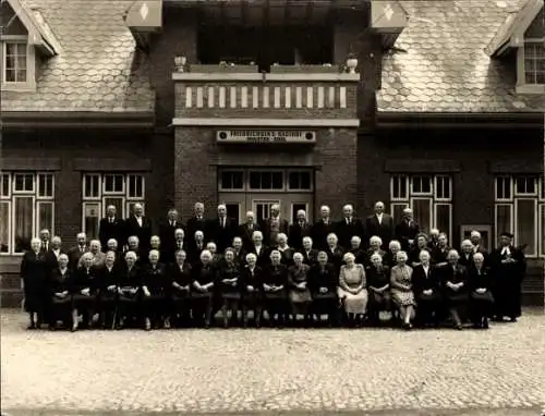 Foto Bredstedt in Nordfriesland, Gasthof Friedrichsen, Festgesellschaft, Gruppenbild