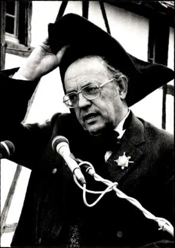 Foto Henri Goetschy, Französischer Politiker aus dem Elsass, Mitglied des Senats, Mikrofone