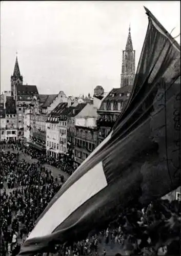 Foto Straßburg Elsass Bas Rhin, Menschenmenge auf dem Platz, Flagge