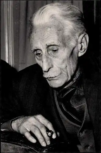 Foto Schriftsteller und Abenteurer Henri de Monfreid, Portrait mit Zigarre