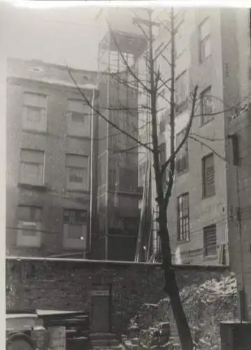 Original Foto Berlin Kreuzberg, Naunynstraße 3, Baugerüst, Hofseite, um 1945/46, ca. 13 x 18 cm