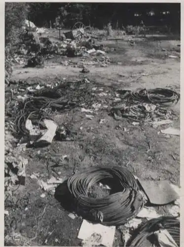 Original Foto Berlin Kreuzberg, Viktoriapark, Schrottplatz, um 1945/46, ca. 13 x 18 cm